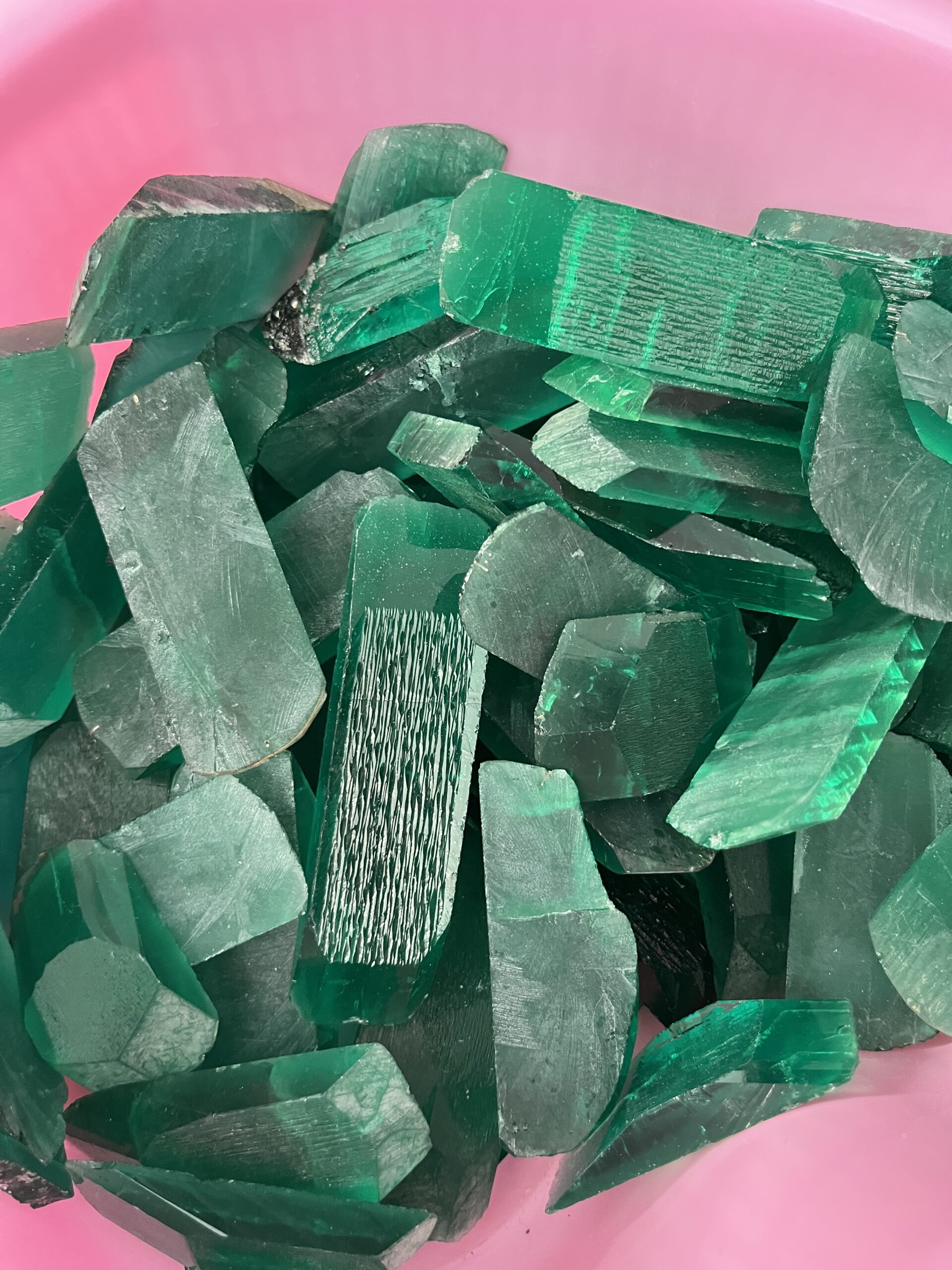 Hydrothermal Columbian Green Color Emerald Rough Manufacturer